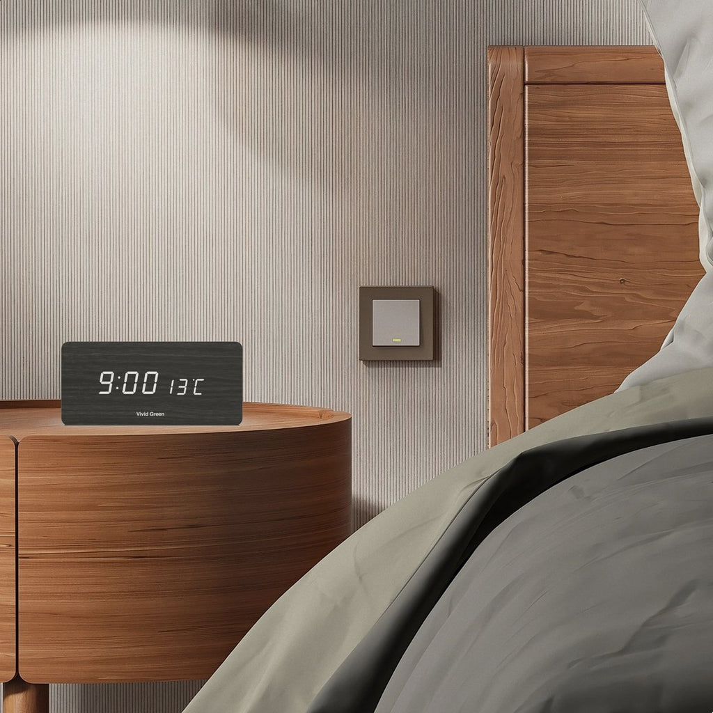 Vivid Green Houten Digitale Wekker met Draadloos Opladen - Wekkers Digitaal - Thermometer Functie - Alarm - QI Wireless Charger